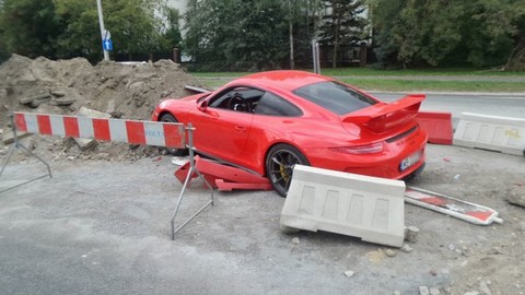 Warszawa: ktoś porzucił nowe porsche w piachu