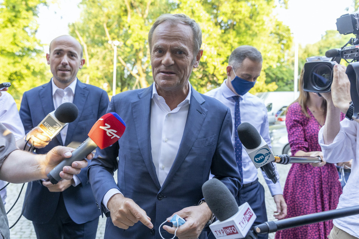 KO zyskała aż 10 punktów procentowych w nowym sondażu, najwięcej stracił Hołownia