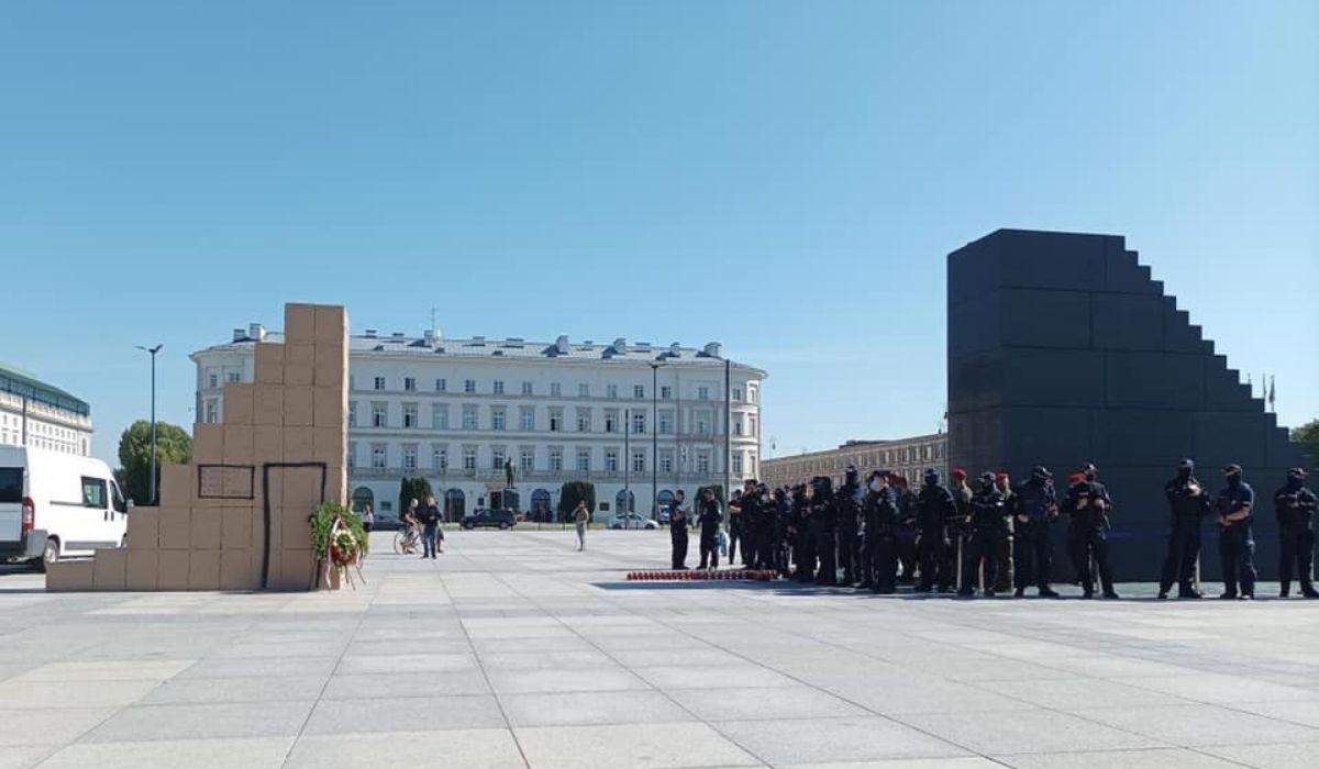 Osoby, które protestowały przy pomniku smoleńskim dostały zakaz zbliżania się do pomnika