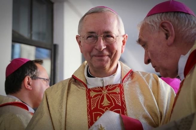 Biskupi namawiają do zgromadzeń, ale swoje odwołują