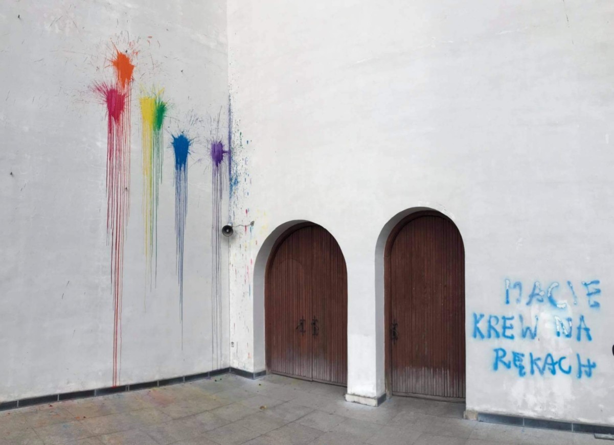 Kadr dnia: kościół w Szczecinie pomazany farbą, "macie krew na rękach"