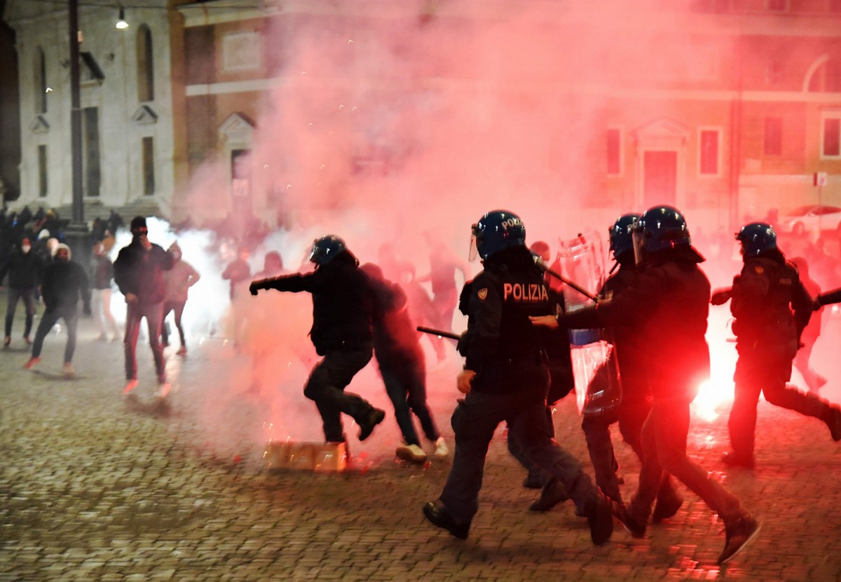 Włochy: masowe protesty przeciwko koronarestrykcjom, doszło do starć
