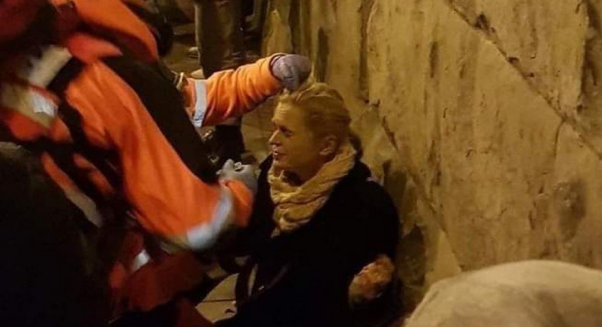 Barbara Nowacka spryskana gazem podczas protestu w Warszawie. Chwilę wcześniej pokazywała legitymację poselską