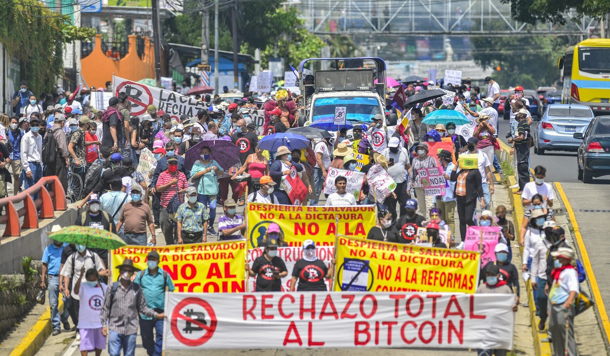 Salwadorczycy protestują przeciwko bitcoinom i prezydentowi