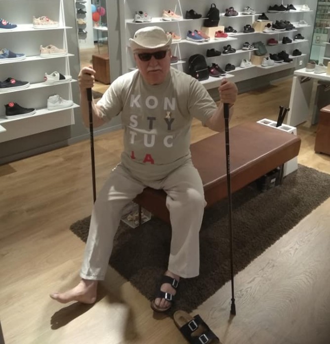 Lech Wałęsa w poszukiwaniu "idealnego buta letniego"