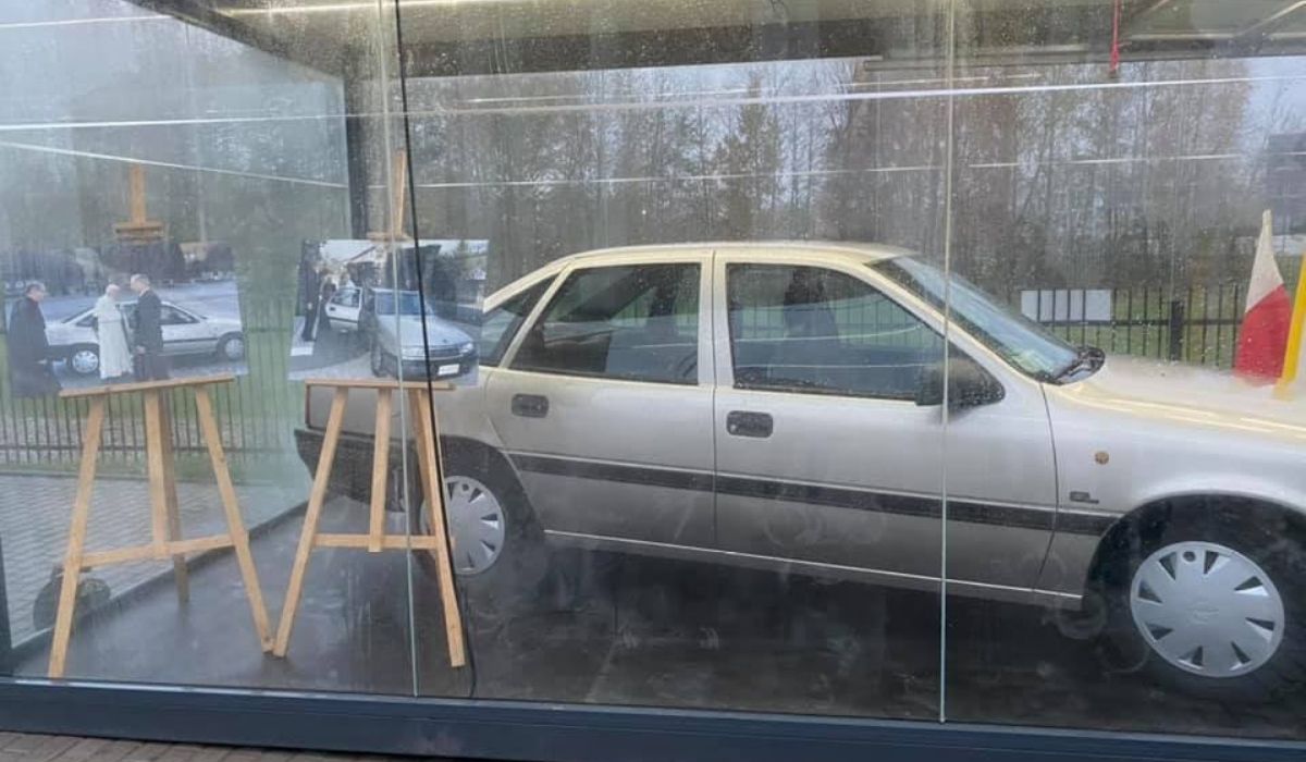 Radzymin: w gablocie pod Sanktuarium św. Jana Pawła II stanął papieski Opel-relikwia