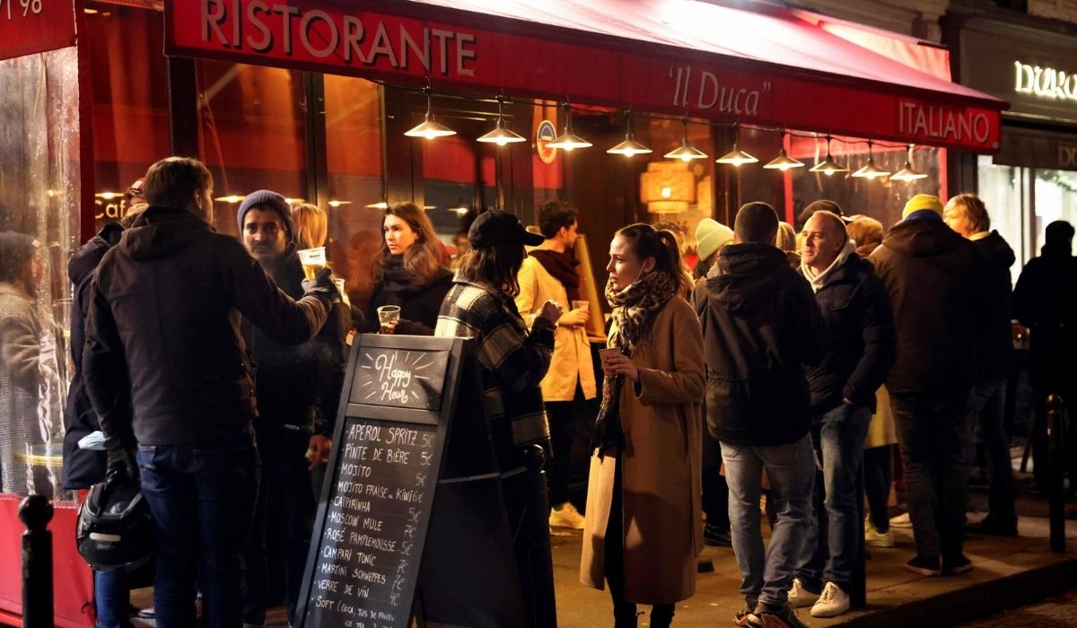 Francja rozszerza godzinę policyjną, między innymi przeciwko zbuntowanej gastronomii