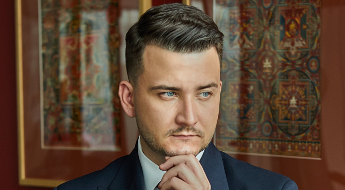 Kadr dnia: piękny Misiewicz zamyślony patrzy w bok, a ty co robisz ze swoim życiem