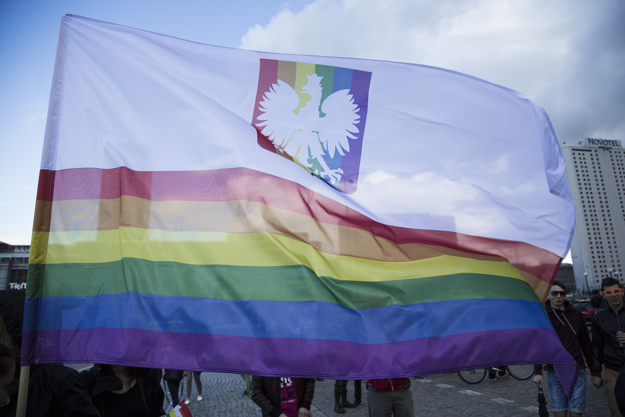 Manifa w Bydgoszczy: policja przejęła tęczową flagę z orłem