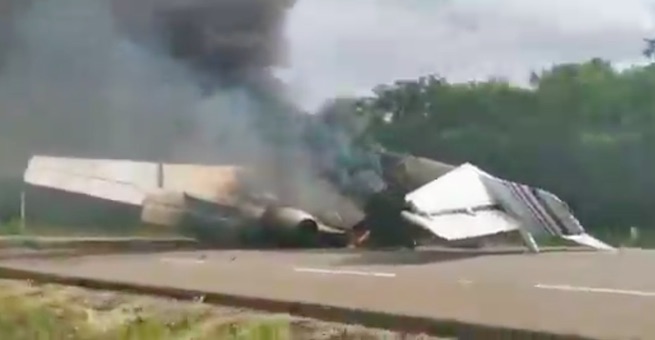 Meksyk: narkosamolot rozbił się na ulicy, pilot i załoga uciekła