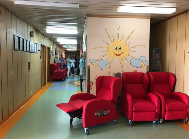 Wielka Orkiestra Świątecznej Pomocy kupiła szpitalowi rozkładane fotele dla rodziców