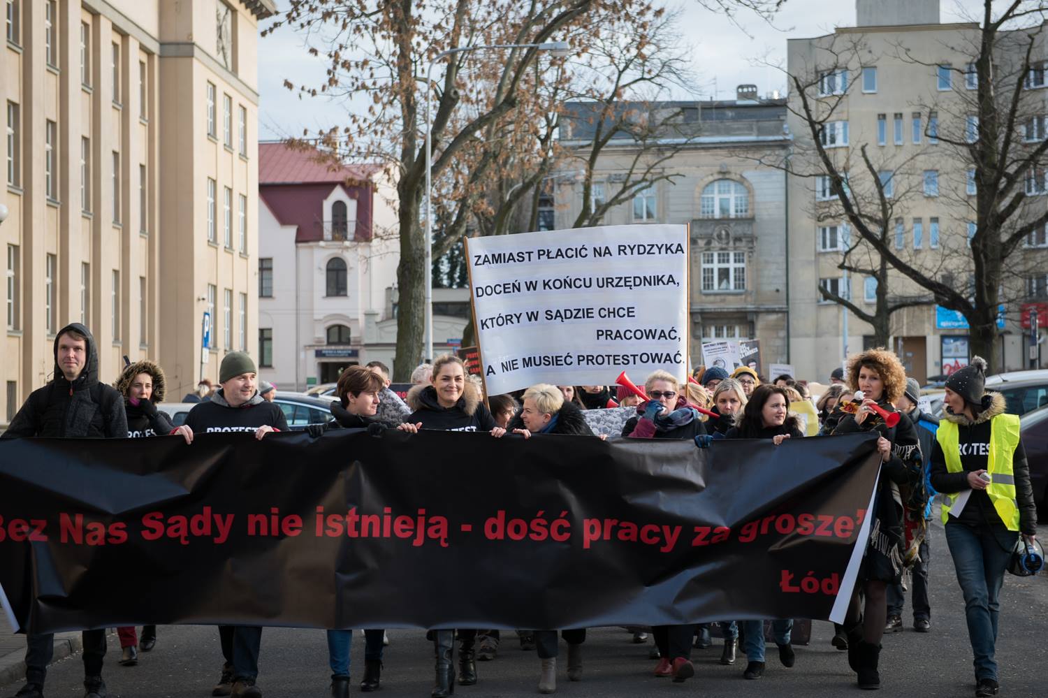 Pracownicy sądownictwa protestowali w Łodzi przeciw niskim płacom