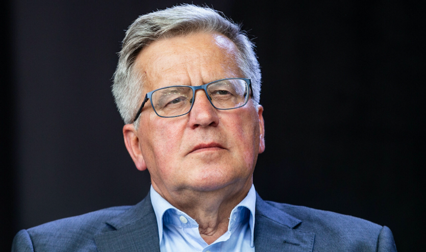 Były prezydent Komorowski ma koronawirusa, konieczny był transport do stołecznego szpitala