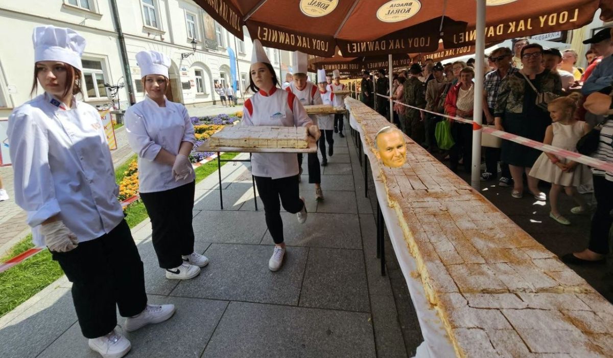 Rzeszów: cukiernicy stworzyli 103 metrową kremówkę na cześć papieża Polaka