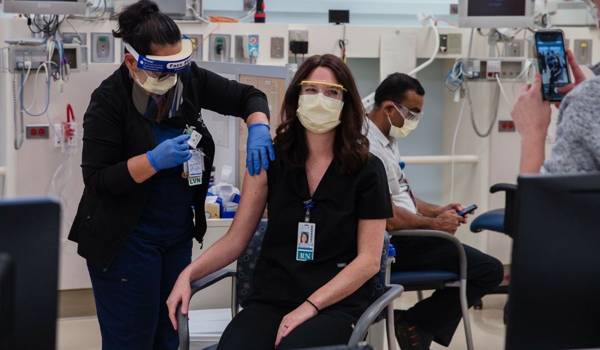 CNN: bogaci Kalifornijczycy próbują wykupić sobie dostęp do szczepionki poza kolejką