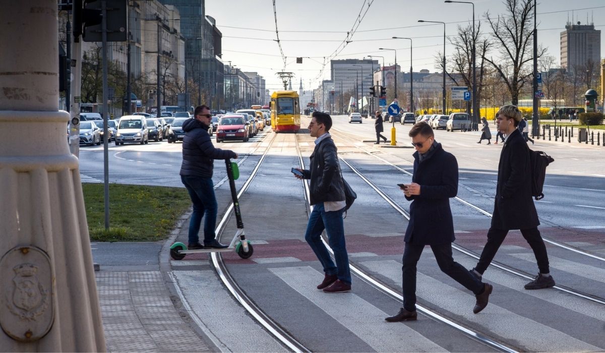 Rząd wreszcie przyjął projekt zmian w ruchu drogowym, proponuje zakaz używania telefonów na pasach