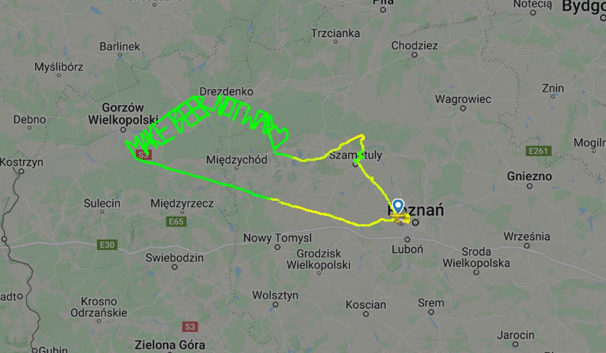 Pilot samolotu wylatał na niebie hasło "Róbcie piwo, a nie wojnę" w okolicach Poznania