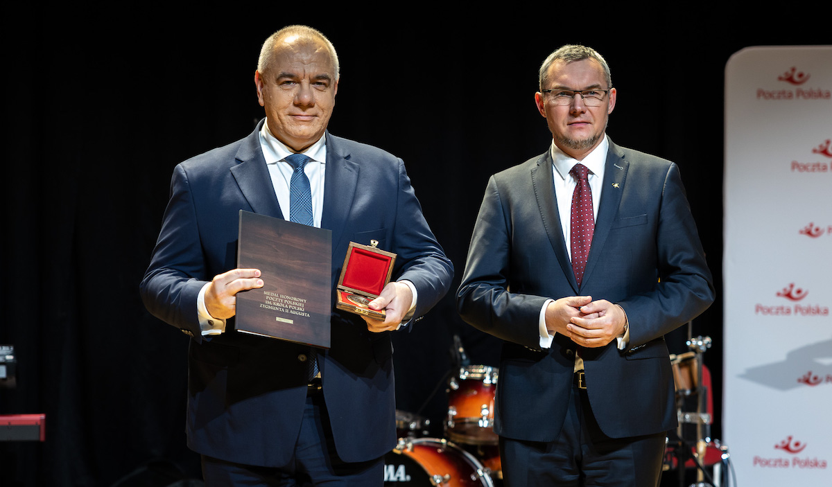 Sasin dostał medal "za zasługi dla Poczty Polskiej" i przez całą uroczystość nikt nie wybuchł śmiechem