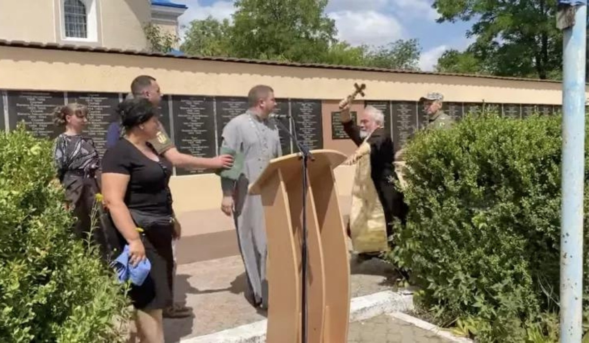 Ukraina: duchowny z rosyjskiej cerkwi zaatakował krzyżem ukraińskiego duchownego