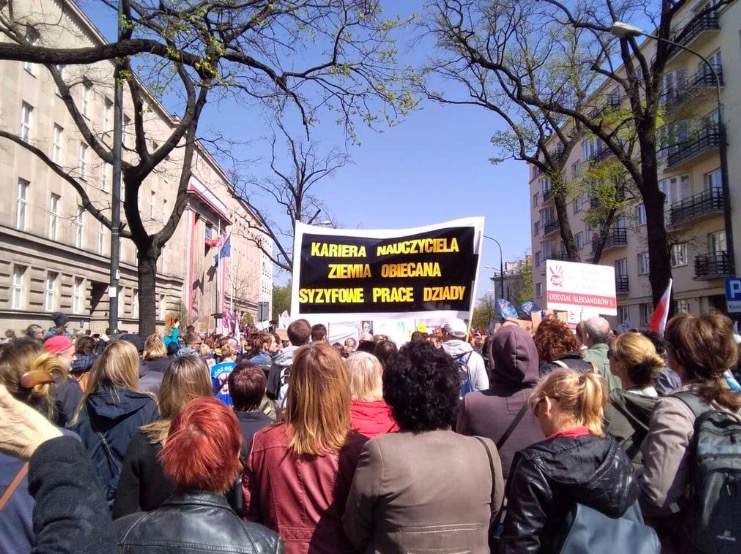 Demonstracja nauczycieli w Warszawie: zapowiadają kontynuację strajku