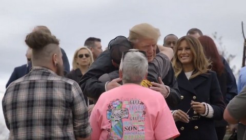 Donald Trump przytula ofiary tornada