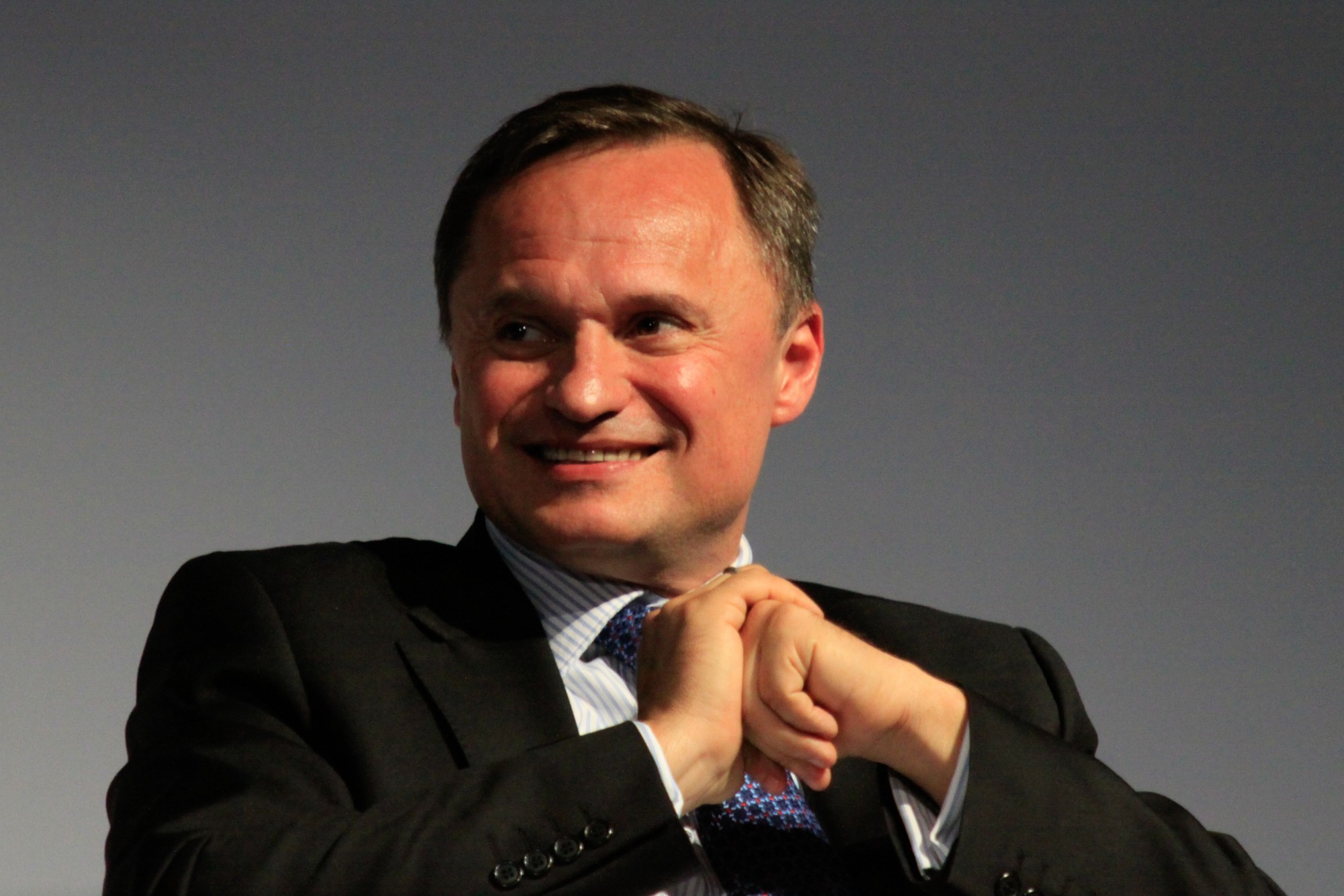 Szef KNF wraca z Singapuru. "Nie rozważam rezygnacji"