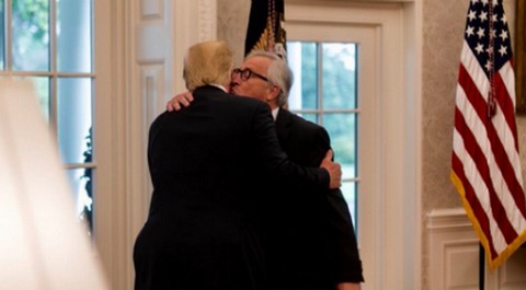Trump całuje Junckera: "Unia Europejska i Stany Zjednoczone naprawdę się kochają!"