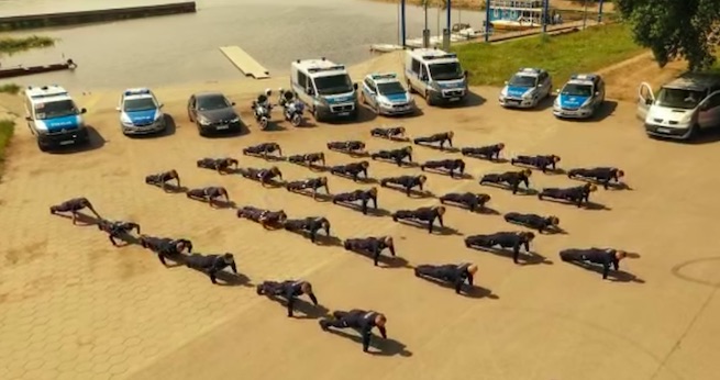 Toruń: policjanci robią pompki aż miło i przekazują dalej charytatywny challenge