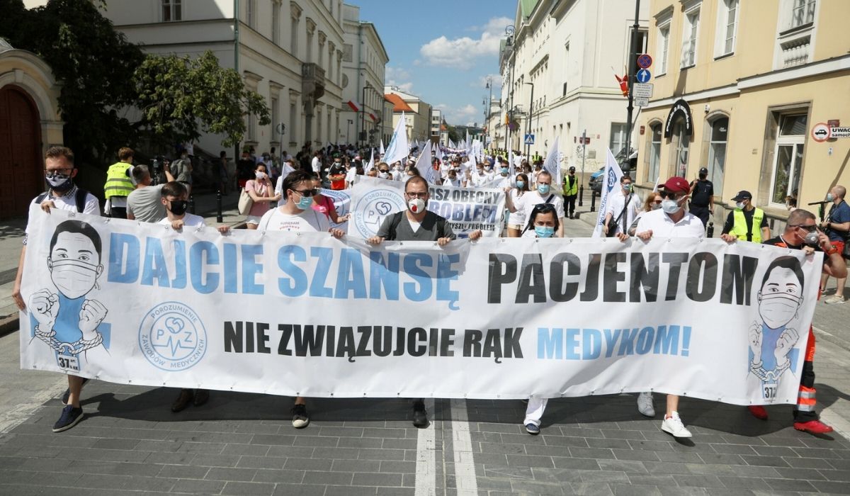 Medycy zaostrzają protest, resort zdrowia wciąż nie przygotował propozycji podwyżek 
