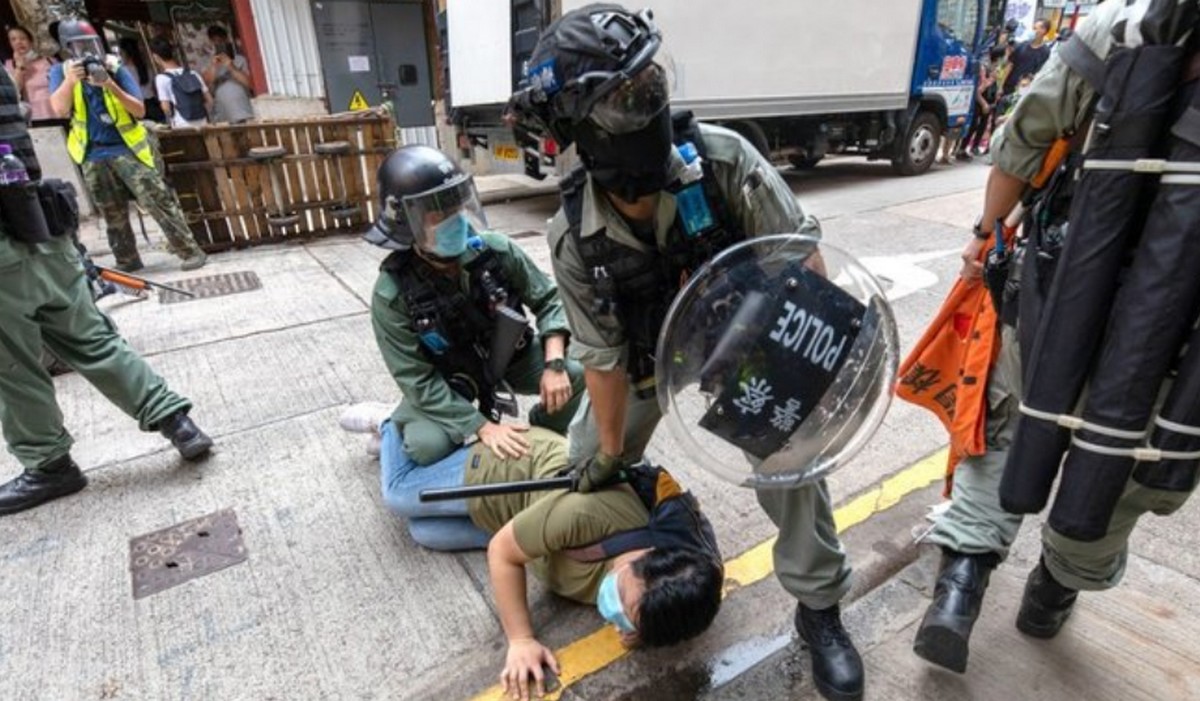 Chiny dogaszają Hong Kong: fala aresztowań, od polityków, przez dziennikarzy, po aktywistów