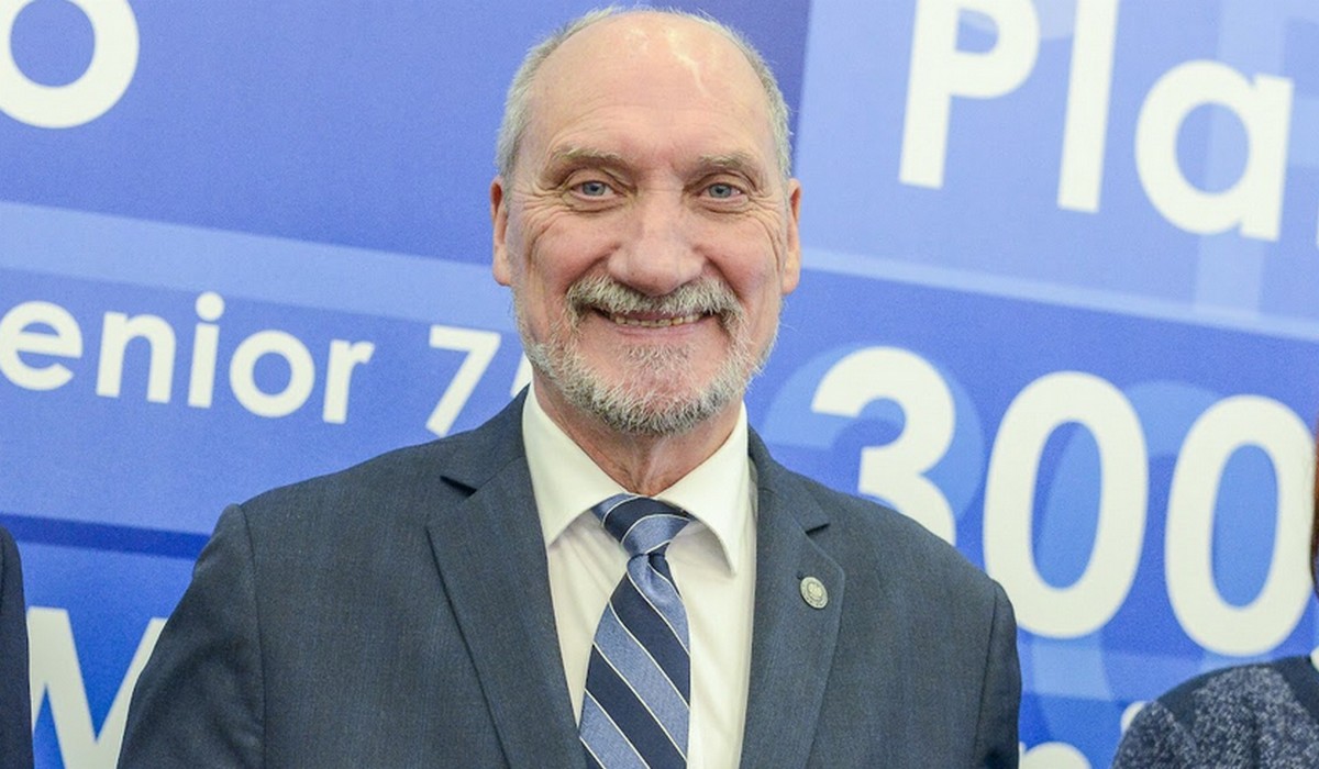 Macierewicz od 53 miesięcy nie jest ministrem, ale dalej śmiga rządową limuzyną w towarzystwie żandarmów