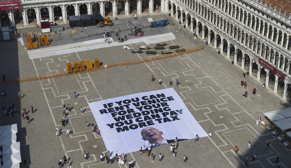 Trwają protesty przed ślubem Bezosa pod hasłem: "jeśli stać cię na wynajem Wenecji, stać cię na płacenie wyższych podatków"