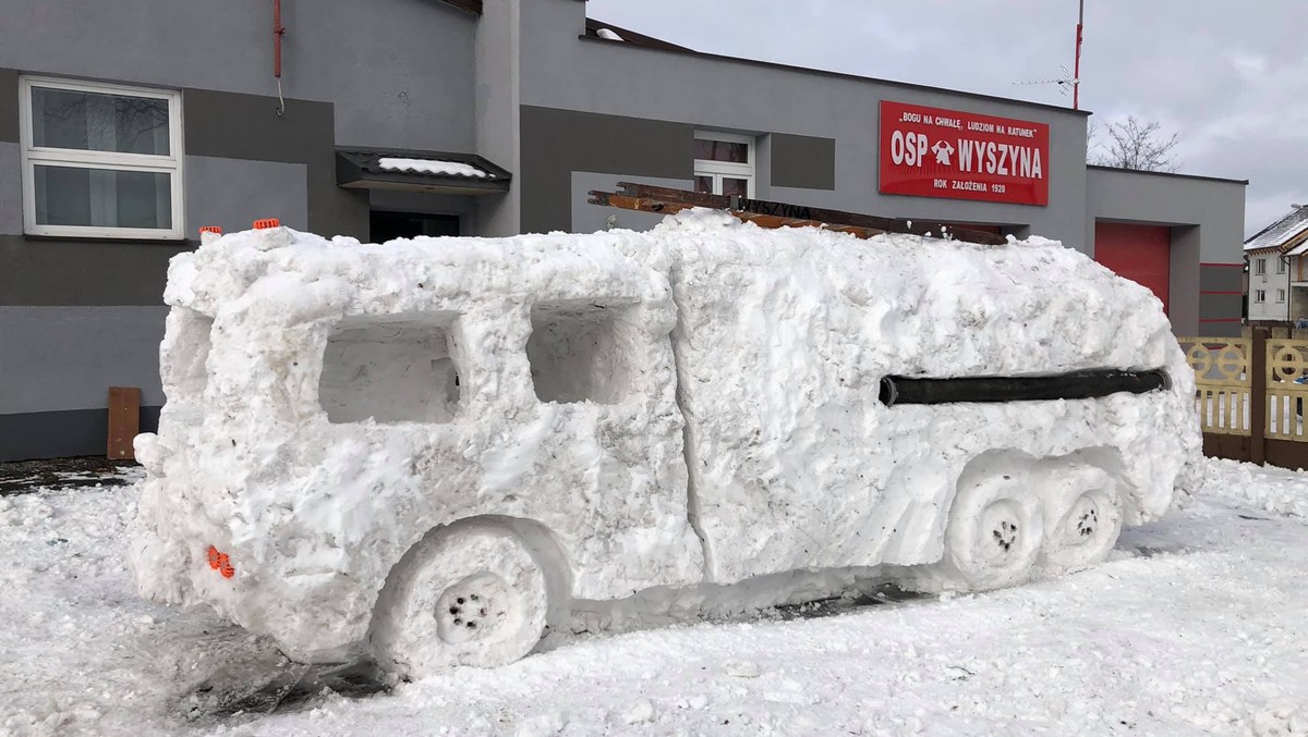 Wyszyna: strażacy nie mogli doczekać się na nowy wóz strażacki, więc ulepili go ze śniegu