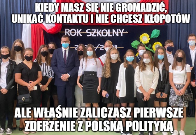 Pomimo obostrzeń i restrykcji, premier Morawiecki wpadł z ekipą do szkoły zrobić sobie zdjęcia