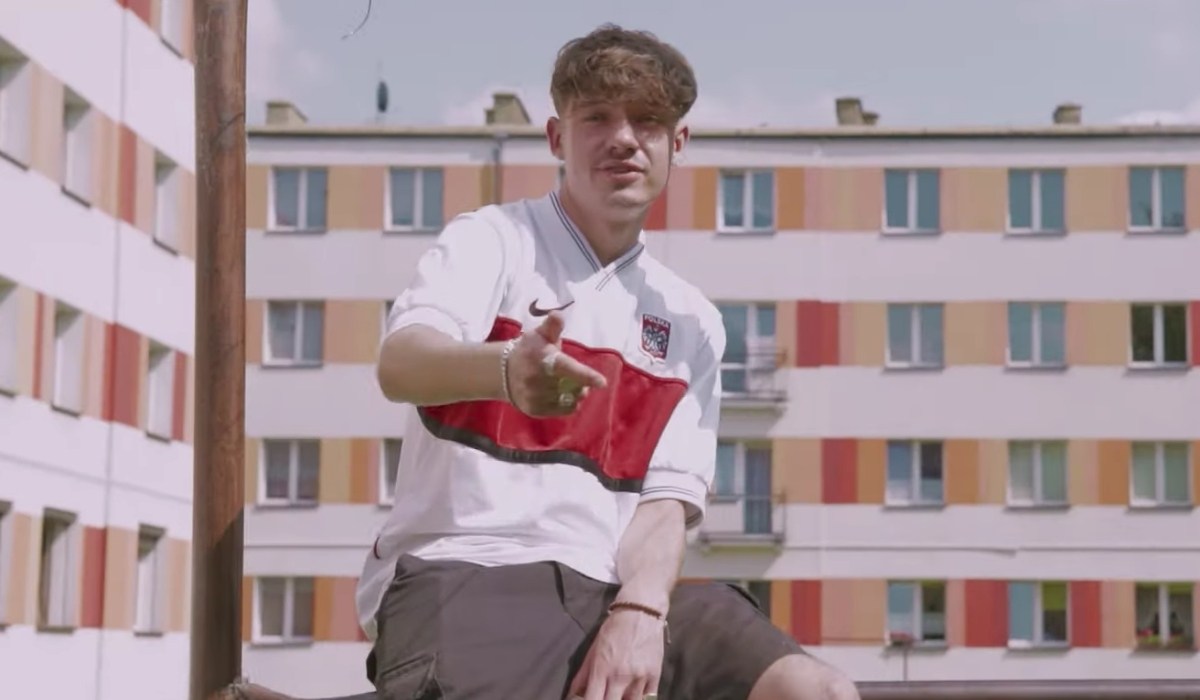 Brytyjski raper nagrał kawałek o Polsce tak nostalgiczny, że masz ochotę napić się piwa w Piekarach Śląskich