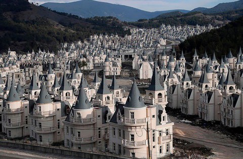 Deweloper wybudował w Turcji osiedle 587 zamków i ogłosił bankructwo