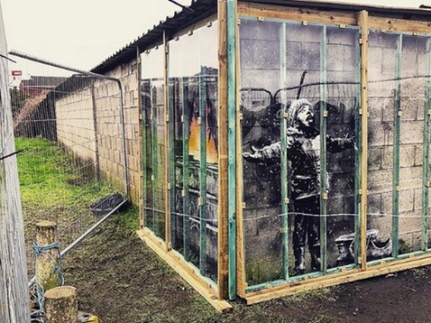 Świąteczny mural Banksy’ego został ogrodzony i jest pilnowany 24 godziny na dobę