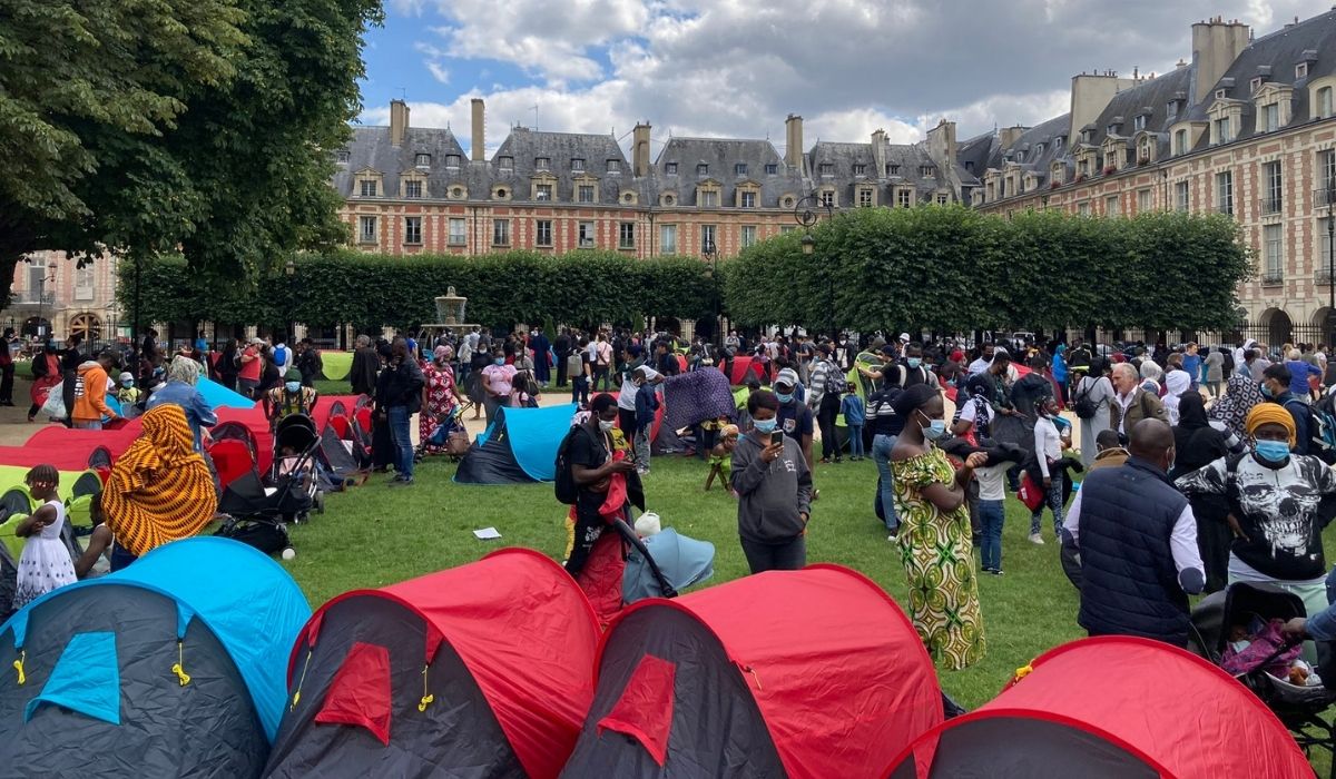 Francja: około 400 bezdomnych osób rozstawiło namioty w centrum Paryża