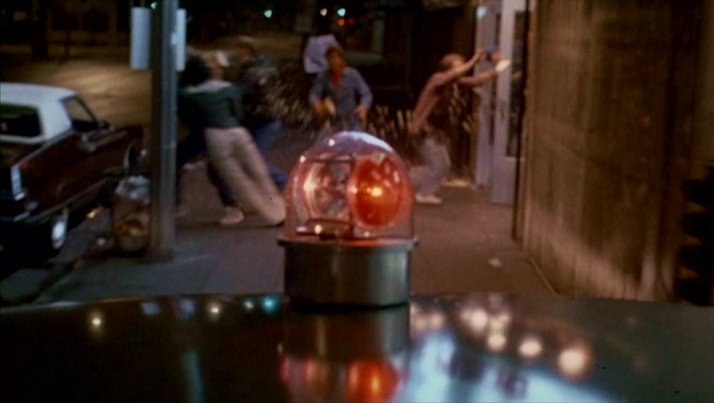 Kierowca premiera nie umiał wyłączyć syren w limuzynie, obudził całe osiedle, uciekł i zatrzasnął samochód