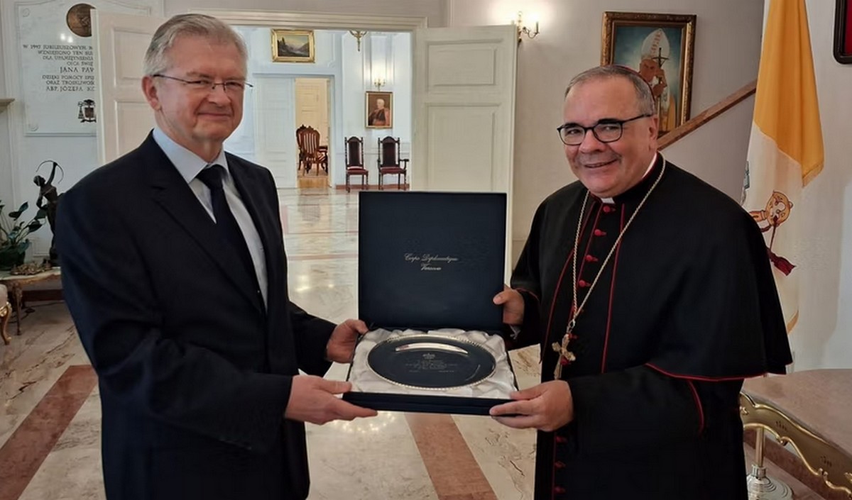 Nuncjusz apostolski pożegnał z honorami rosyjskiego ambasadora, który opuszcza niebawem Polskę