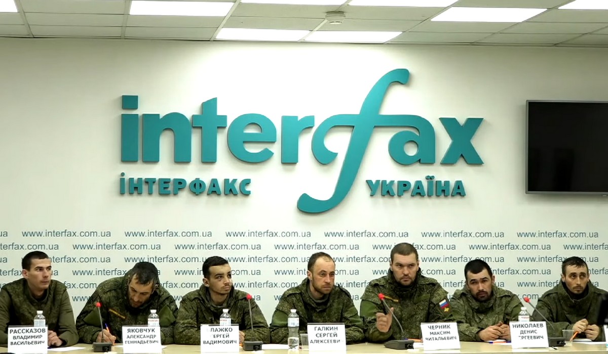 Ukraińcy posadzili jeńców przy stole i zrobili im konferencję prasową, żeby mogli ładnie wszystko wyjaśnić i przeprosić