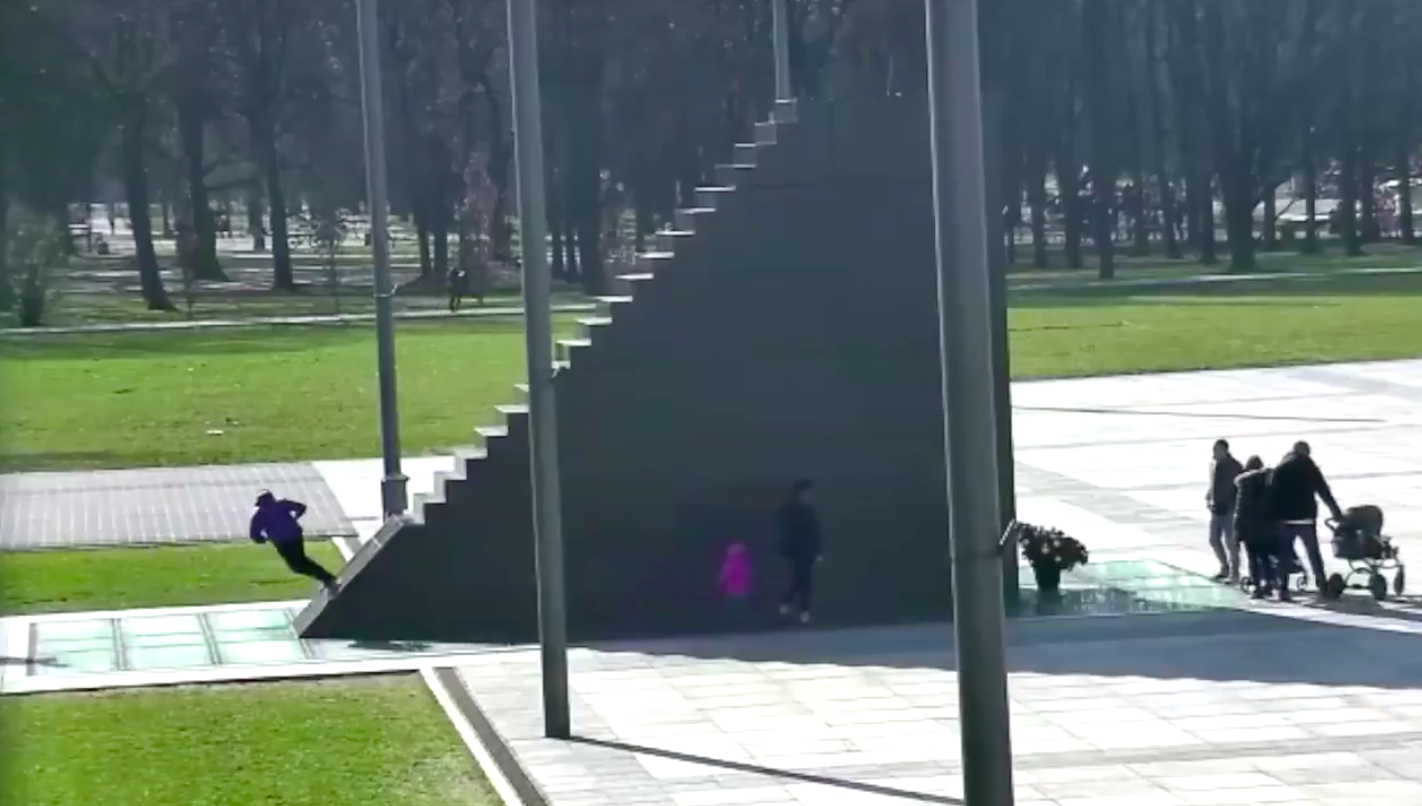 Policja pokazała nagranie sprzed pomnika smoleńskiego