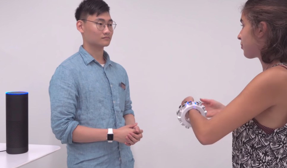 USA: naukowcy chwalą się wynalezieniem bransolety-szumidła, które uniemożliwia podsłuchanie czy nagranie