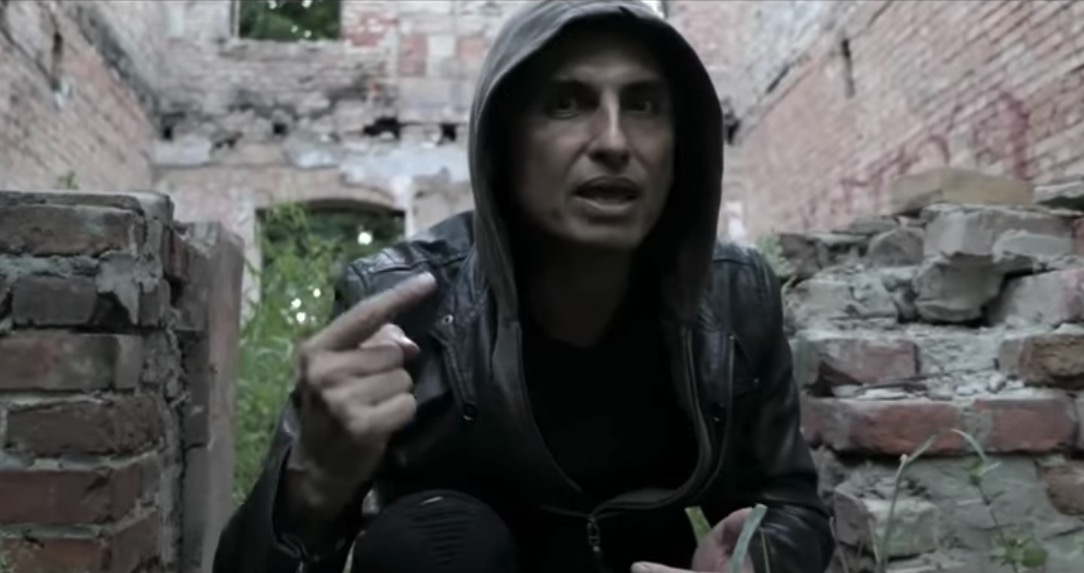 Komarenko nagrał #Hot16Challenge, rapuje o szczepionkach i o tym, że "Covidu nie ma"