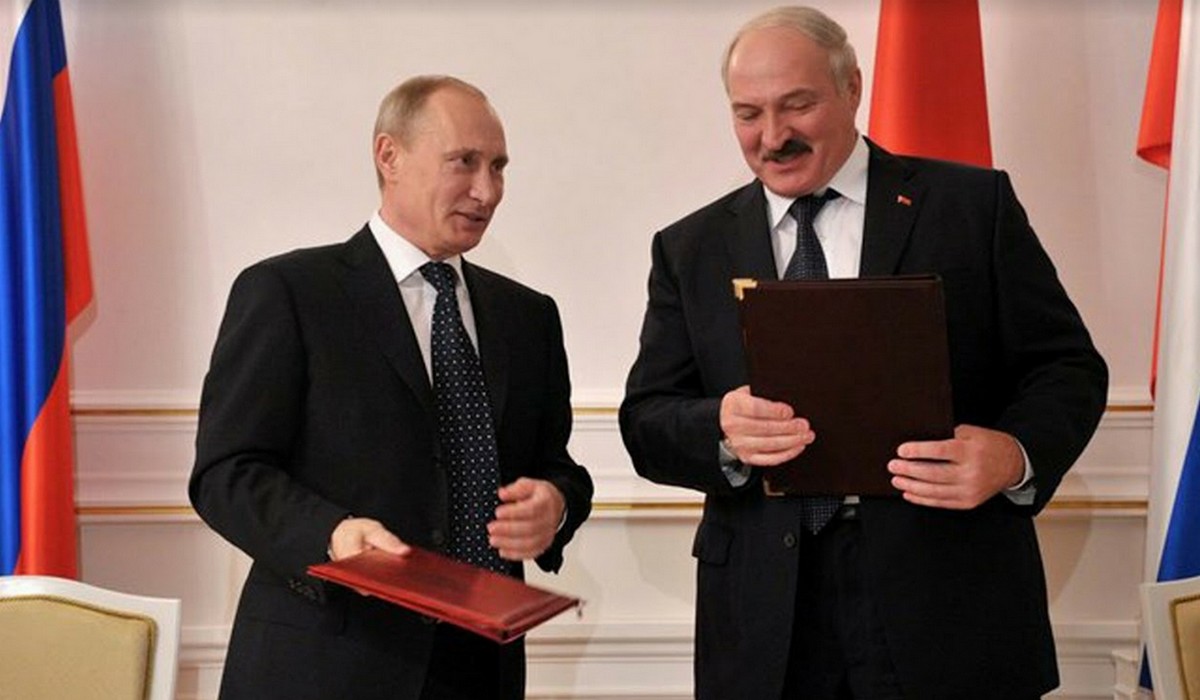 Łukaszenka i Putin demonstracyjnie zdzwonili się, porozmawiali o kwestiach "obronności"