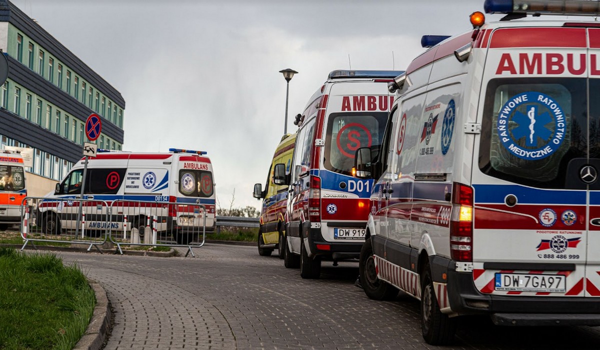 79-letni pacjent z koronawirusem spędził 9 godzin w karetce między Bydgoszczą a Włocławkiem