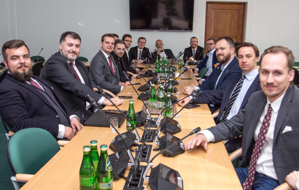 Posłowie Konfederacji walczą o łatwiejszy dostęp do kusz, bo każdy ma jakiegoś bzika