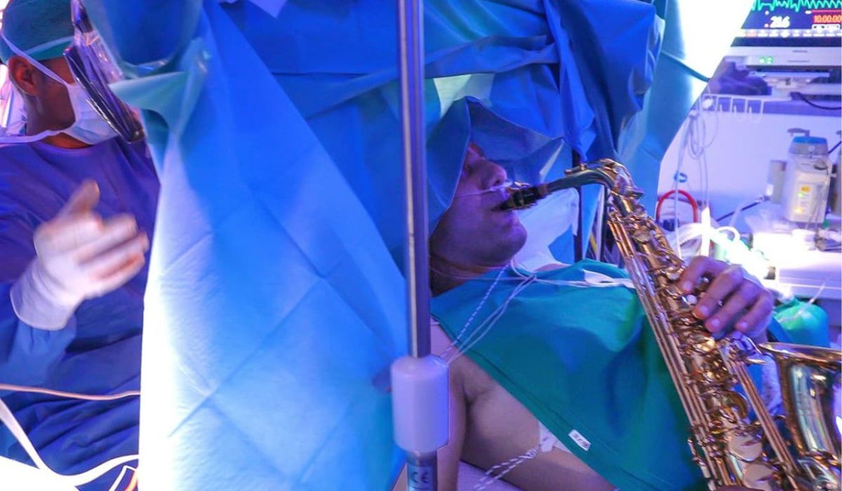 Włochy: facet grał radośnie na saksofonie podczas własnej operacji usunięcia guza mózgu 