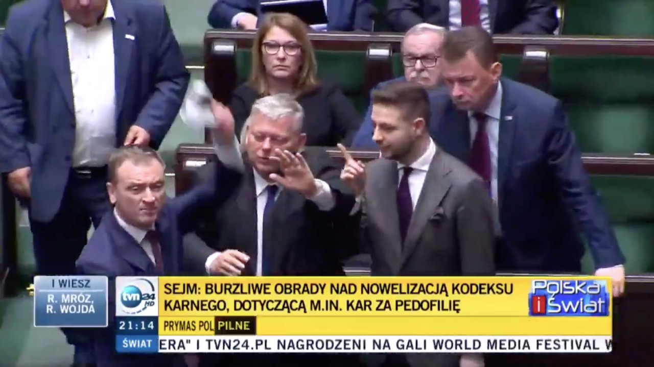 Sejm: Nitras chciał rzucić w Kaczyńskiego dziecięcymi bucikami