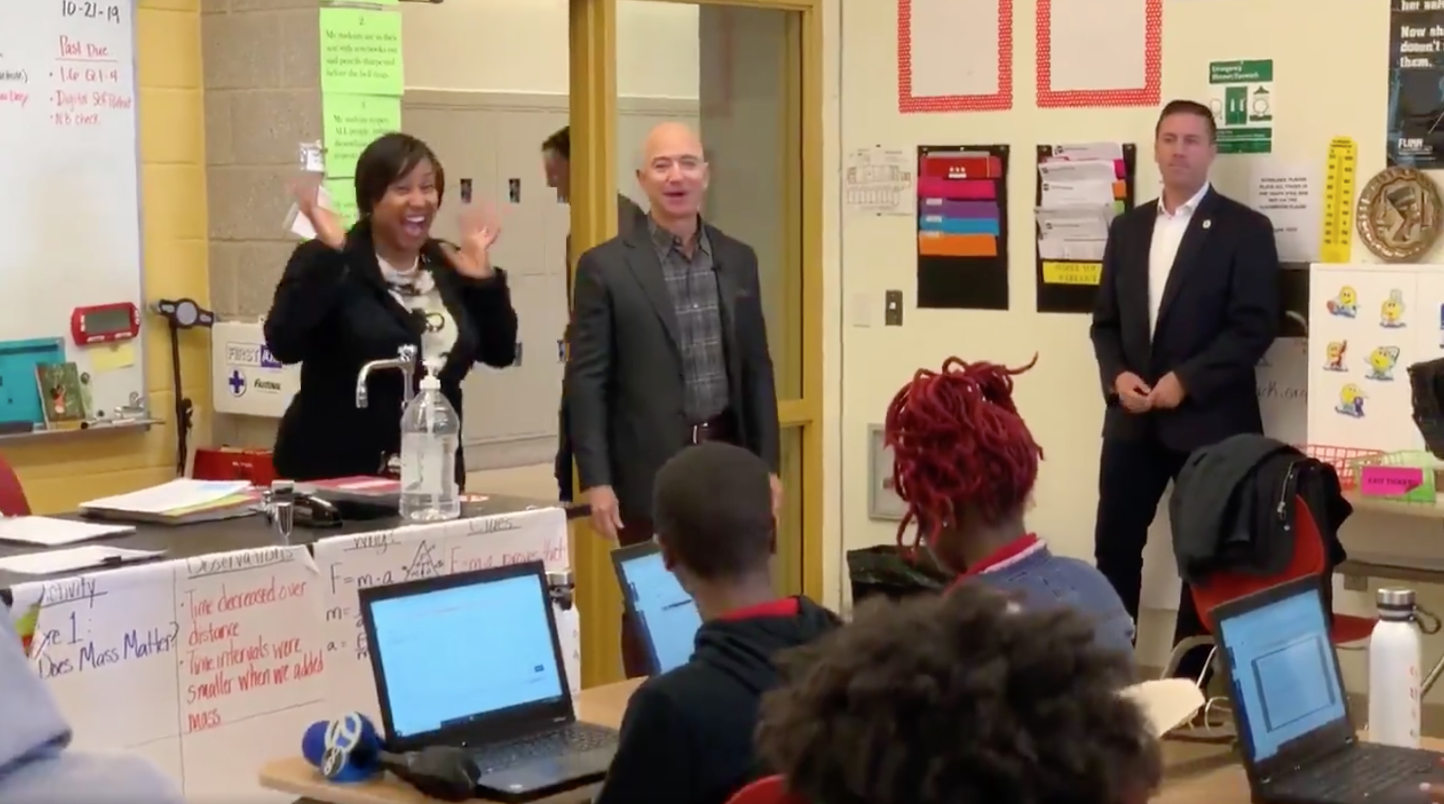 Jeff Bezos odwiedza szkołę, ale uczniowie nie mają pojęcia, kim jest